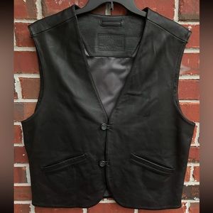 NWOT Roundtree & Yorke Mens Pebbled Leather 2 Button Vest with Lining. Large